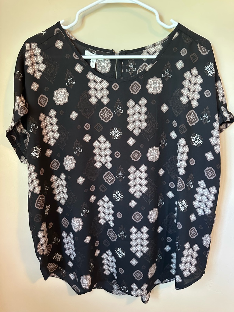 Maurices Large Delton Geo Print Zipper Back Polyester Blouse P2p 22”